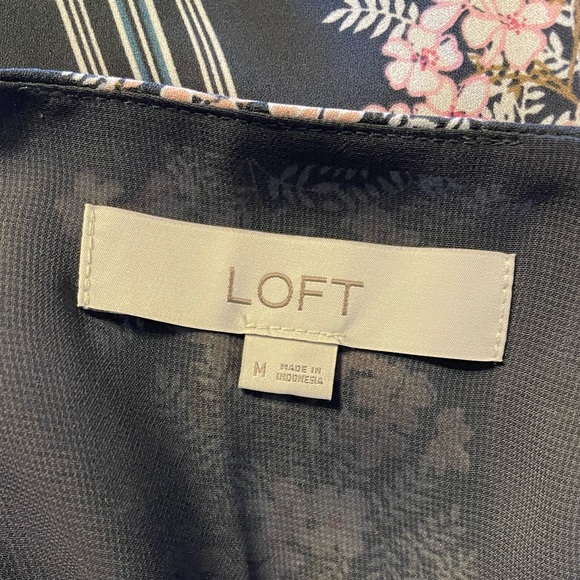 ⭐️⭐️SALE- 2 for $15⭐️⭐️ LOFT Flower Stripe Strappy Cami in Gray/Pink Size M - Picture 4 of 5